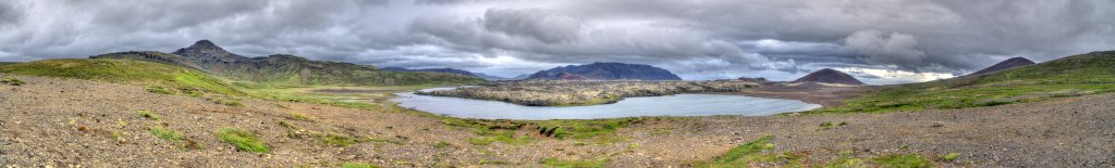 Im vulkanischen Gebiet Selvellir auf Snæfellsnes bei Stykkisholmur mit Blick auf den Selvallavatn und das mit kleinen Vulkankegeln durchsetzte Lavafeld Berserkjahraun, Island, Juli 2015.