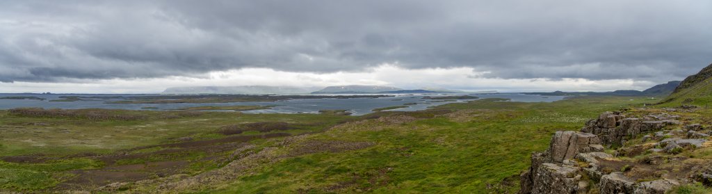 Blick auf den Hvammsfjörður und die flache Insel Brokey im Norden der Snæfellsnes-Halbinsel kurz vor Stykkisholmur, Island, Juli 2015.