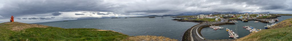 Stürmisches Panorama von Stykkisholmur am kleinen Leuchtturm auf der Hafeninsel Sugandisey. Stykkisholmur liegt im Westen Islands an der Nordseite der Halbinsel Snæfellsnes und ist u.a. durch seine moderne Kirche bekannt, Island, Juli 2015.