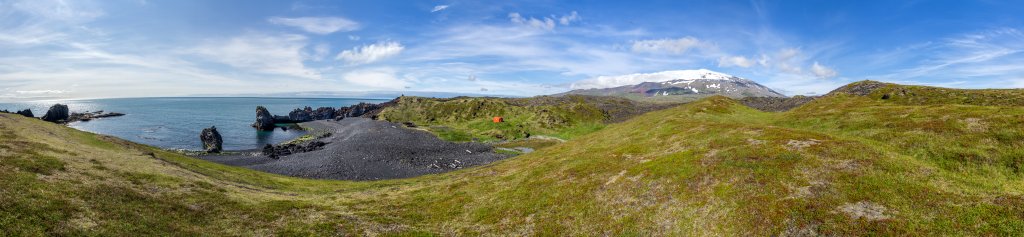 Die Bucht von Dritvik unweit des Strands Djupalonssandur und in Sichtweite des Snæfellsjökull (1446m) war früher ein wichtiger Stützpunkt der Fischer auf Snæfellsnes, Island, Juli 2015.