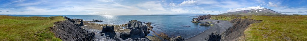 Berge und Meer auf Snæfellsnes - an der Kante der Basalt-Steilküste der Dritvik-Bucht schweift der Blick vom Schildvulkan Snæfellsjökull (1446m) über bizarr geformte Basaltfelsen bis weit hinaus aufs Meer, Island, Juli 2015.