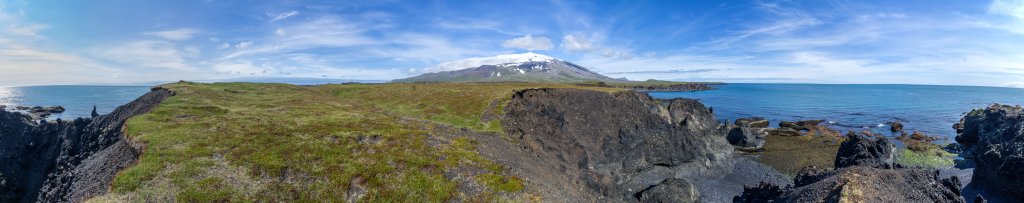 Blick von der Steilküste bei Djupalonssandur auf den Schildvulkan Snæfellsjökull (1446m), Island, Juli 2015.