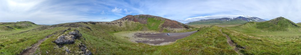 Wann kann man sein Auto schon mal in einem Vulkankrater parken? Hier im Ringkrater Holaholar (113m) südwestlich des Schildvulkans Snæfellsjökull (1446m) auf der Halbinsel Snæfellsnes, Island, Juli 2015.