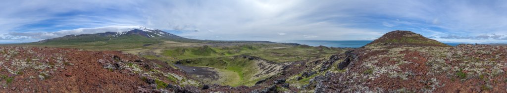 Am Gipfel des Vulkans und Ringkraters Holaholar (113m) bietet sich ein weiter Rundumblick vom Atlantik bis zum breit ausladenden Schildvulkan Snæfellsjökull (1446m), Island, Juli 2015.