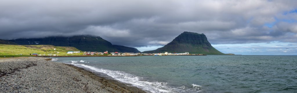Der Berg Kirkjufell (463m) liegt  nahe der Stadt Grundarfjörður am westlichen Ufer des gleichnamigen Fjordes Grundarfjörður im Norden der Halbinsel Snæfellsnes und gilt als eines der Wahrzeichen Islands, Island, Juli 2015.