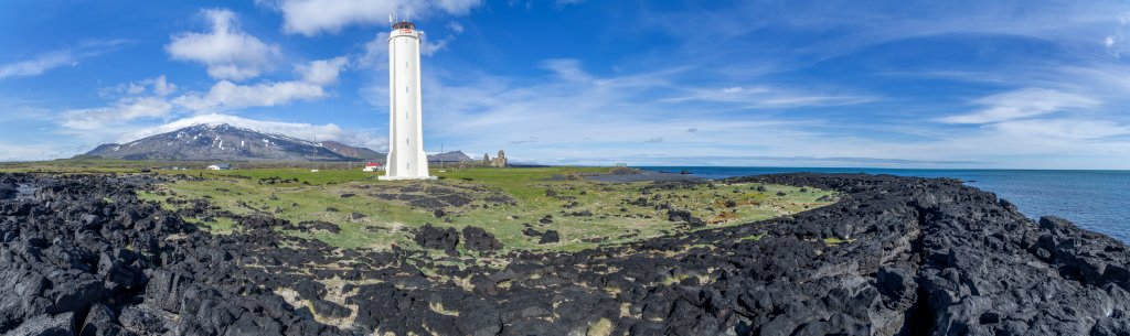 Der von schwarzer Lava umgebene Leuchtturm von Malariff vor dem Schildvulkan Snæfellsjökull (1446m) und den 61m bzw. 75m hohen basaltischen Doppelfelsen Londrangar, Island, Juli 2015.