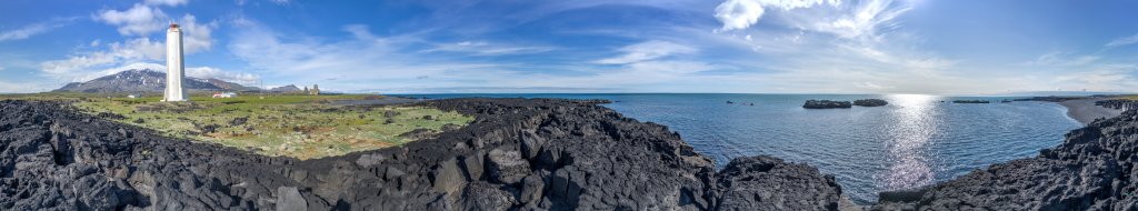 Der von schwarzer Lava umgebene Leuchtturm von Malariff vor dem Schildvulkan Snæfellsjökull (1446m) und den 61m bzw. 75m hohen basaltischen Doppelfelsen Londrangar, Island, Juli 2015.