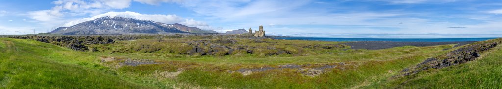 Blick von Malariff auf den von einer Fönwolke gekrönten Schildvulkan Snæfellsjökull (1446m) und den Basalt-Doppelfelsen Londrangar, Island, Juli 2015.