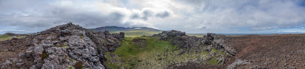 Auf dem Kraterrand des einfach zu ersteigenden Saxholl-Kraters ganz im Westen der Snæfellsnes-Halbinsel eröffnet sich ein guter Rundumblick über die umgebende Vulkanlandschaft, Island, Juli 2015.