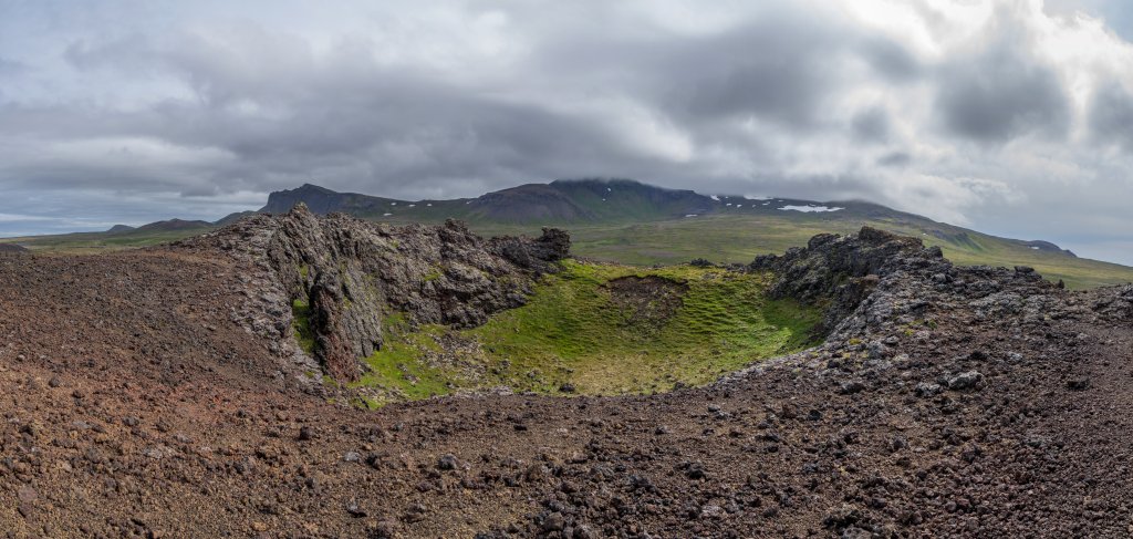 Auf dem Kraterrand des einfach zu ersteigenden Saxholl-Kraters ganz im Westen der Snæfellsnes-Halbinsel eröffnet sich ein guter Rundumblick über die umgebende Vulkanlandschaft, Island, Juli 2015.