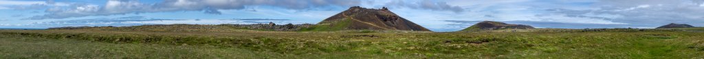 Der einfach zu besteigende Saxholl-Krater südlich von Hellissandur im Westen der Snæfellsnes-Halbinsel ist vom Lavafeld Neshraun und mehreren kleineren Kraterkegeln umgeben, Island, Juli 2015.