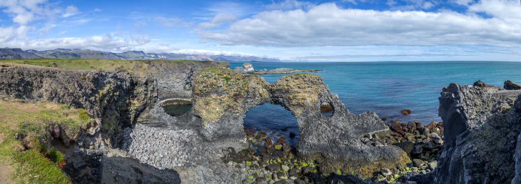 Die wild zerklüftete Basaltküste von Arnarstapi ist ein Highlight der Halbinsel Snæfellsnes. Hier die Felsformation Gatklettur, was in deutscher Sprache soviel heisst wie Loch-Felsen, was ja recht zutreffend ist. Isländer bezeichnen Dinge halt so wie sie aussehen, Island, Juli 2015.