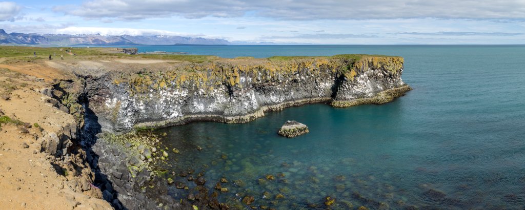 An der Basalt-Steilküste von Arnarstapi auf der Snaefellsnes-Halbinsel, Island, Juli 2015.