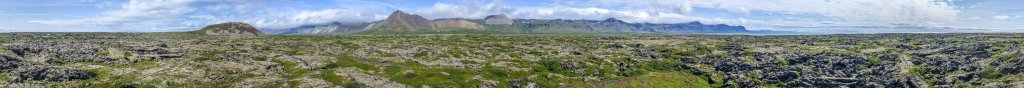 Im Lavafeld Buðahraun westlich der alten Holzkirche von Buðir. Die von Hohlräumen und Lavahöhlen durchsetzte Lava ist vor ca. 5000 Jahren aus dem nahe gelegenen, 88m hohen Krater Buðaklettur ausgeströmt und hat sich weit am Meeresufer ausgebreitet, Island, Juli 2015.