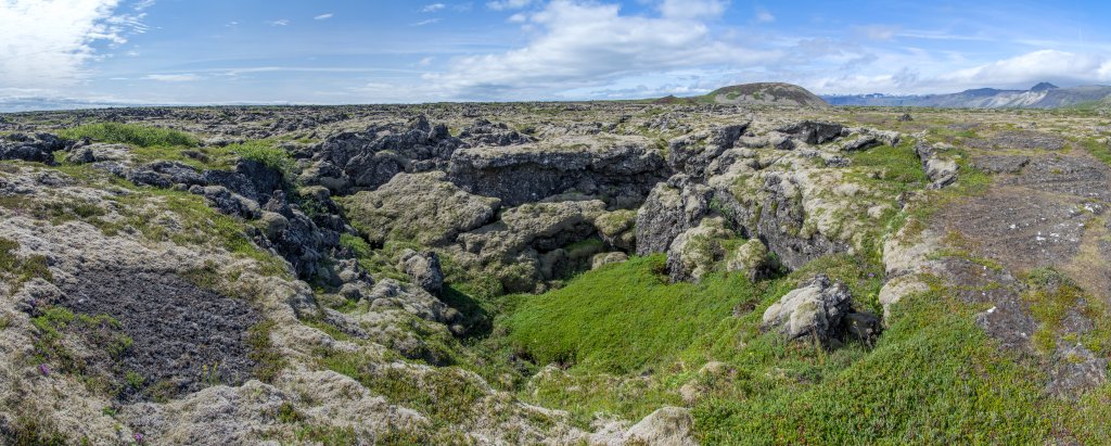 Das Lavafeld Buðahraun hat sich vor ca. 5000 Jahren aus dem 88m hohen Krater über die Uferebene ergossen und ist von Hohlräumen und Lavahöhlen durchzogen, Island, Juli 2015.