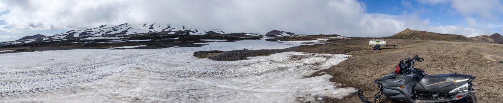Am Rand des Gletschers des Snaefellsjökull (1446m), wo die Snowmobile zu ihrer Tour zum Gipfel des Schildvulkans starten, Island, Juli 2015.