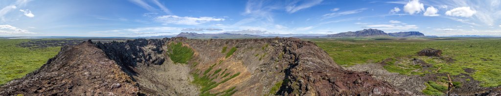 Der Ringkrater Eldborg i Hnappadal (Eldborg = Feuerburg) im Süden der Halbinsel Snæfellsnes misst ca. 200m im Durchmesser und ist 50m tief. Bei dem bislang letzten Ausbruch vor ca. 5000 Jahren schuf er das umgebende Lavafeld Eldborgarhraun, Island, Juli 2015.