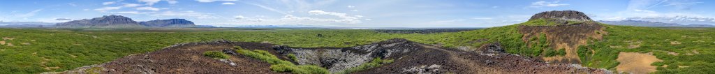 Über das Lavafeld Eldborgarhraun rund um den 112m hohen Ringkrater Eldborg i Hnappadal im Süden der Halbinsel Snæfellsnes sind noch mehrere kleinere Krater verstreut. Auch im weiter nördlich gelegenen Tal Hnappadalur findet sich noch eine größere Zahl von Vulkankegeln, Island, Juli 2015.
