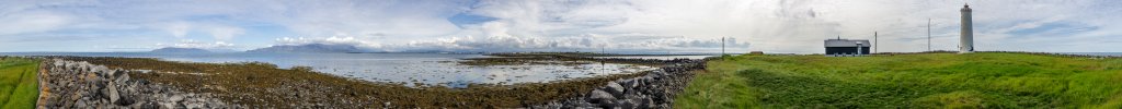 Am Leuchtturm von Grotta Island hat man einen schönen Blick auf die Bucht von Reykjavik und in der Ferne grüßt noch einmal der Snæfellsjökull - rechts vom Leuchtturm in ca. 100km Entfernung, so dass durch die Erdkrümmung die Küste von Arnarstapi vom Ozean verdeckt ist, Island, Juli 2015.