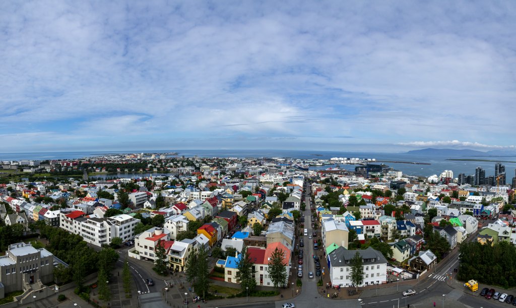 Von der Aussichtsplattform des  Kirchturms der Hallgrimskirkja hat man einen weiten Überblick über die isländische Hauptstadt Reykjavik, die wegen ihrer bunten Hausdächer und -fassaden von oben einen sehr farbenfrohen Anblick bietet, Island, Juli 2015.