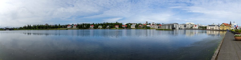 Panorama am Reykjavikurtjörn, einem Teich inmitten von Reykjavik an dem auch das Rathaus steht, Island, Juli 2015.