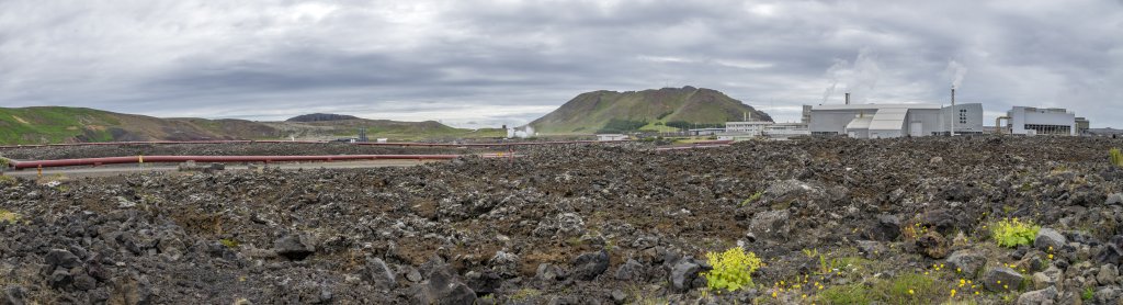 Die Blaue Lagune als Thermalbad verdankt ihre Existenz dem Svartsengi Geothermal-Kraftwerk. Es befindet sich unweit des Keflavik International Airport in ca. 4km Entfernung von Grindavik und hat eine Leistung von 76.5 MW, Island, Juli 2015.