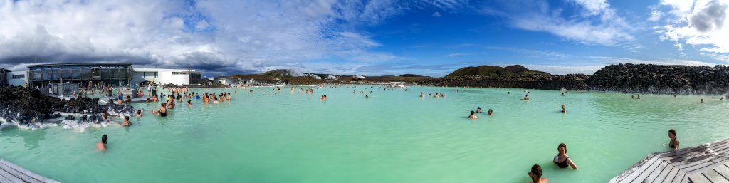 Das Thermalfreibad Blaue Lagune (Blaa Lonið) bei Grindavik auf der Reykjanes-Halbinsel auf Island ist eine Attraktion bei Isländern und Touristen. Im Hintergrund dampft das Geothermal-Kraftwerk Svartsengi, dass von dem sehr mineralienreichen Geothermalwasser gespeist wird. Damit ist die Blaue Lagune wahrscheinlich der schönste Abwasser-Pool der Welt, Island, Juli 2015.