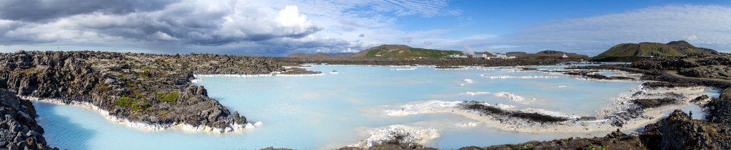Blick über einen der künstlich angelegten Geothermal-Abwasser-Pools des Geothermal-Kraftwerks Svartsengi, in dem das sehr mineralienreiche Thermalwasser abgeleitet wird, Island, Juli 2015.