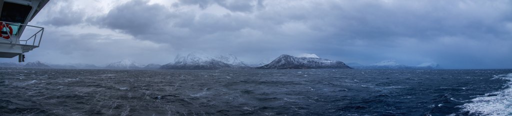 Die M/S Trollfjord bei rauher See im Vågsfjorden auf dem Weg von Harstad nach Finnsnes mit Blick auf die Insel Andørja, Norwegen, Februar 2015.