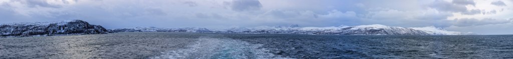 Einfahrt vom Gisundet in den Straumsfjorden auf dem Weg nach Tromsø, Norwegen, Februar 2015.