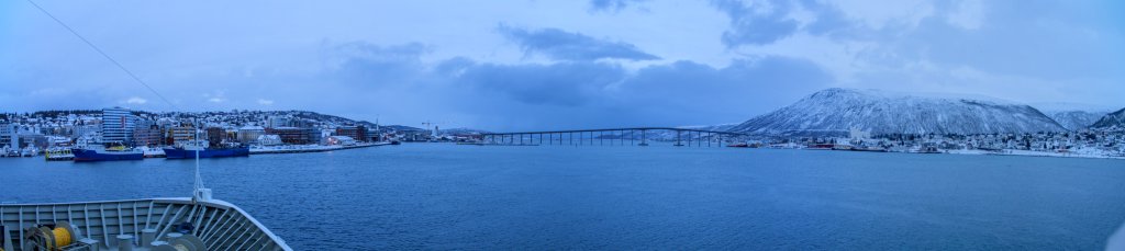 Ankunft der M/S Trollfjord in Tromsø nach der Durchfahrt durch den Straumsfjorden, Norwegen, Februar 2015.