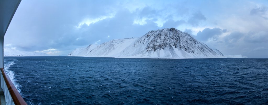 In der Durchfahrt des Magerøysundet kurz vor Erreichen von Honningsvåg auf 70,5 Grad nördlicher Breite, Norwegen, Februar 2015.