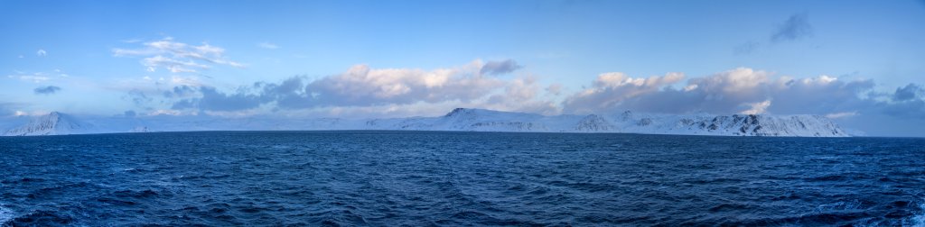 Südlich von Magerøya - der Nordkap-Insel - und kurz vor Erreichen von Honningsvåg auf 70,5 Grad nördlicher Breite, Norwegen, Februar 2015.