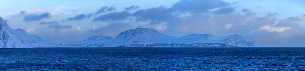 Anfahrt auf die nördlichste norwegische Hafenstadt Honningsvåg auf der Insel Magerøya, Norwegen, Februar 2015.