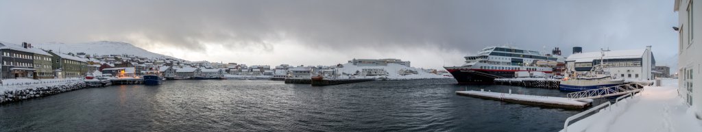 Die M/S Trollfjord im Hafen von Honningsvåg auf 71 Grad nördlicher Breite und nur 40km vom Nordkap entfernt, Norwegen, Februar 2015.