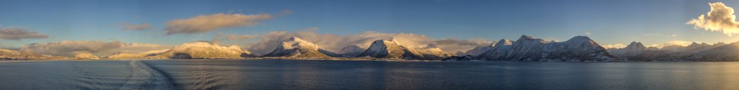 Die tief stehende Sonne beleuchtet die Berge der Vesteralen-Inseln Hinnøya und Langøya nachdem die M/S Trollfjord Sortland verlassen hat und auf dem Sortlandsundet in südlicher Richtung unterwegs ist, Norwegen, Februar 2015.