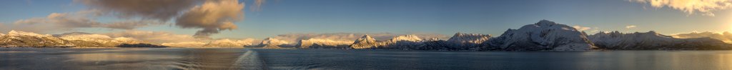 Blick auf die von der Sonne angestrahlten Berge der Vesteralen-Inseln Hinnøya und Langøya auf dem Sortlandsundet mit dem Middagstinden (667m), dem Blokktindan (883m), Djupfjordtindan (891m), Gårdsdalstindan (785m), Blåheie (766m) und Strandheia (647m), Norwegen, Februar 2015.