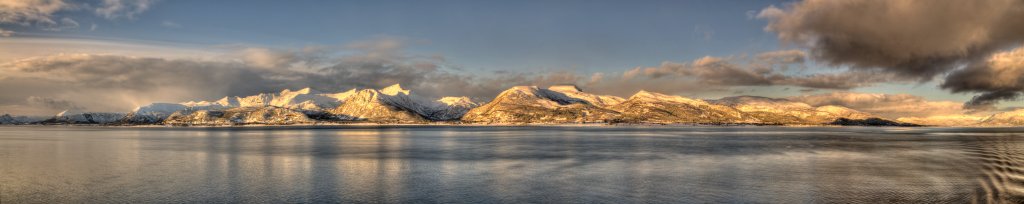 Die Bergketten von Kvannkisttinden (547m), Ol-Hansatinden (749m), Skata (720m) und Holandsknurren (649m) auf der zu den Vesteralen gehörenden Insel Langøya am Sortlandsundet, Norwegen, Februar 2015.