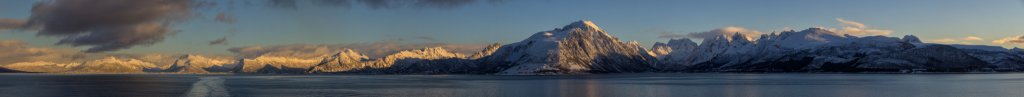 Die Bergketten von Hennesheia (405m), Middagstinden (667m), Blokktindan (883m), Djupfjordtindan (891m), Gårdsdalstindan (785m), Blåheie (766m) und Strandheia (647m) auf der zu den Vesteralen gehörenden Insel Hinnøya am Sortlandsundet, Norwegen, Februar 2015.