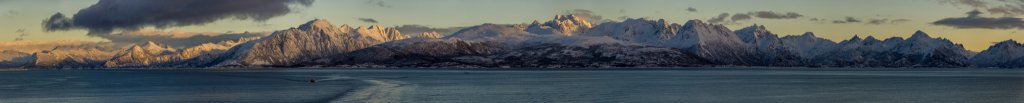 Der Møysalen auf der Insel Hinnøya überragt mit seinen 1262 Höhenmetern alle übrigen Berge der Vesteralen-Inseln, Norwegen, Februar 2015.