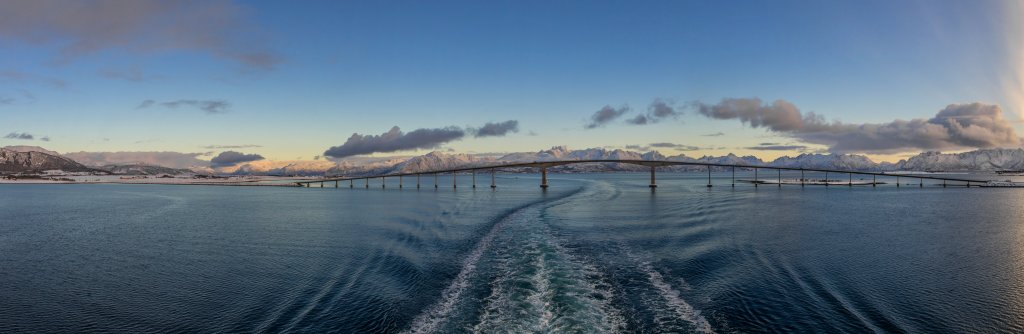 Die Brücke von Stokmarknes verbindet die beiden Vesteralen-Inseln Langøya und Hadseløya, Norwegen, Februar 2015.