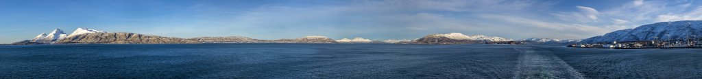 Auf dem Alstenfjorden vor Sandnessjoen zwischen den Inseln Dønna, Skorpa und Alsta - erstere mit den aufragenden Bergspitzen des Litltinden (670m), Dønnmannen (858m) und Lisstinden (736m) - und mit Blick auf die insgesamt 1065m lange und 45m hohe Helgelandsbrua über den Leirfjorden, die die Insel Alsta mit dem Festland verbindet, Norwegen, Februar 2015.