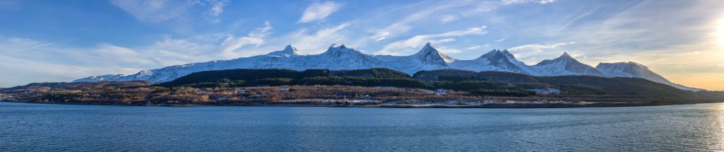 Die Bergkette der Sieben Schwestern (Sju Søstre) auf der Insel Alsta zwischen Alstenfjorden und Vefsnfjorden, Norwegen, Februar 2015.