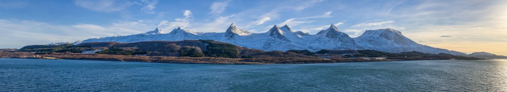 Die Bergkette der Sieben Schwestern (Sju Søstre) auf der Insel Alsta mit dem Stortinden/Breidtinden (910m/899m), dem Kvasstinden (1010m), dem Litlmarkholten (899m), dem Tvillingan (980m), dem Skjerdingen (1037m), dem Grytfoten (1019m) und der Botnkrona (1072m), Norwegen, Februar 2015.