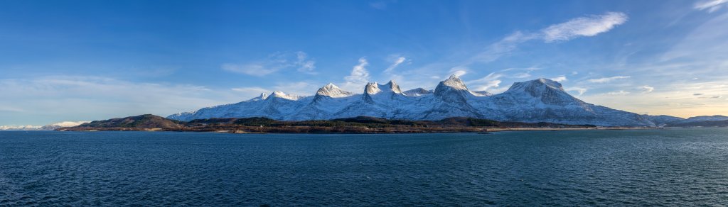 Die Bergkette der Sieben Schwestern (Sju Søstre) auf der Insel Alsta zwischen Alstenfjorden und Vefsnfjorden mit dem Stortinden/Breidtinden (910m/899m), dem Kvasstinden (1010m), dem Litlmarkholten (899m), dem Tvillingan (980m), dem Skjerdingen (1037m), dem Grytfoten (1019m) und der Botnkrona (1072m), Norwegen, Februar 2015.