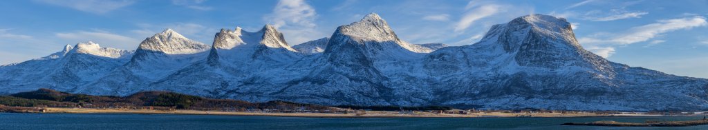 Die Bergkette der Sieben Schwestern (Sju Søstre) auf der Insel Alsta, Norwegen, Februar 2015.