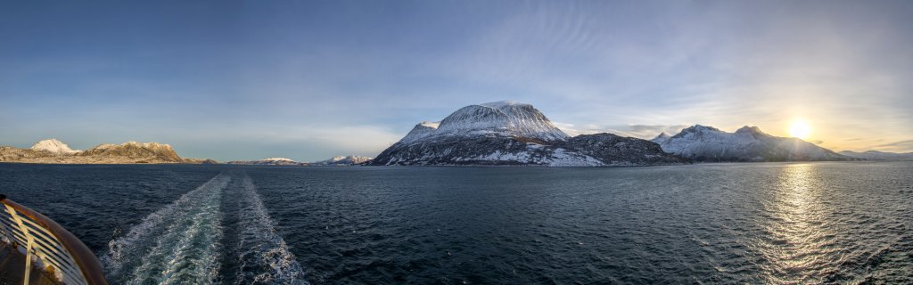 Passage des Stigfjorden zwischen den Inseln Stigen, Onøya und Lurøya mit dem Stigen (380m) und Lurøyfjellet (685m) zur Linken und der Insel Aldra mit dem Hjarttinden (967m) sowie dem auf dem Festland gelegenen Nonstinden (955m) zur Rechten, Norwegen, Februar 2015.