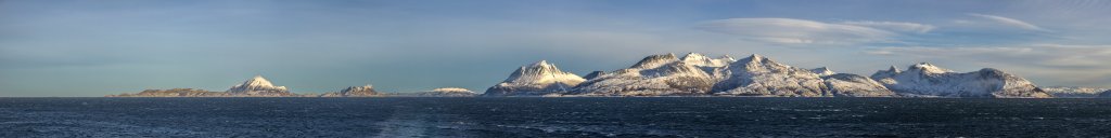 Panorama in der Einfahrt zur Passage zwischen den Inseln Tomma und Handnesøya mit Rückblick auf die Inseln Onøya, Lurøya, Stigen, Aldra und die auf dem Festland liegenden Berge Nonstinden, Stordalstinden, Middagsfjellet, Strandtindan, Spisstindan und Pollatindan, Norwegen, Februar 2015.