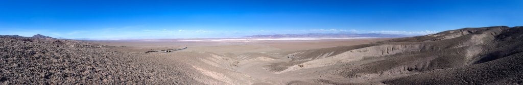 Einfahrt von Süden in die weite Salzpfanne des Salar de Atacama, Chile, November 2016.