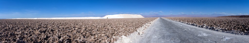 Im Salar de Atacama mit wild zerklüfteten und scharfkantigen Salzflächen, Strassen aus Salz sowie hoch aufragenden Salz- und Borax-Halden, Chile, November 2016.